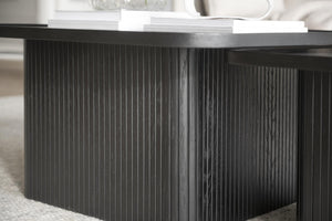 Soffbord med svart räfflad yta och modern design, detalj av elegant möbel för vardagsrum