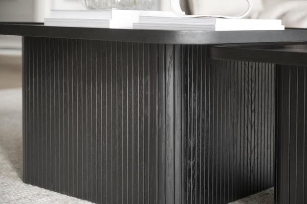 Soffbord med svart räfflad yta och modern design, detalj av elegant möbel för vardagsrum