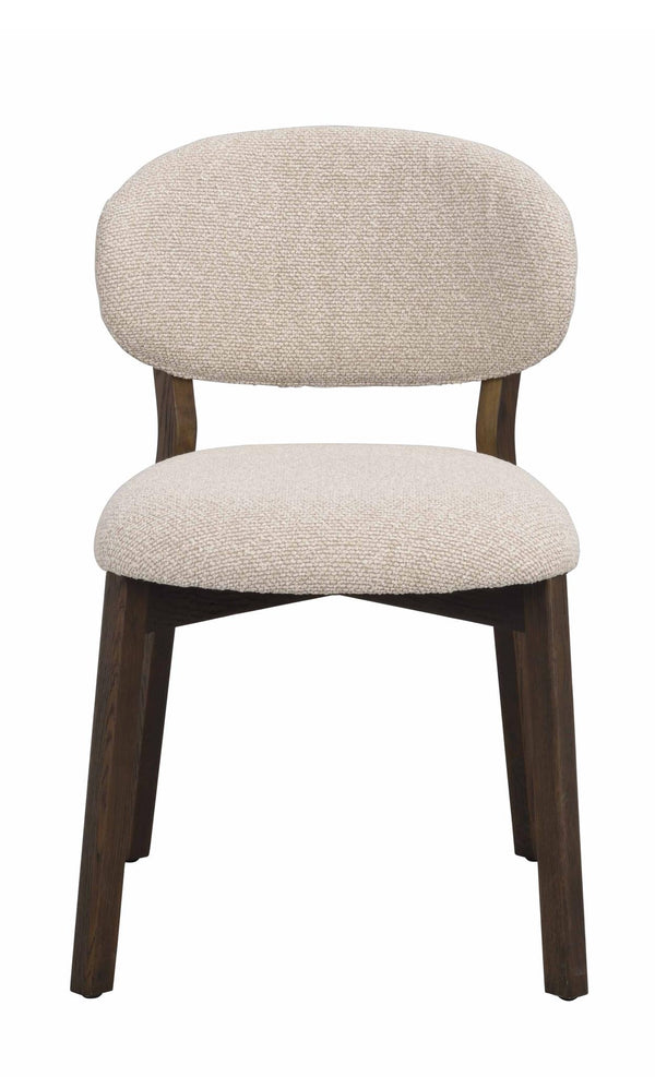 Matstol med beige klädsel och mörkbruna träben, stoppad rygg och sits, modern design