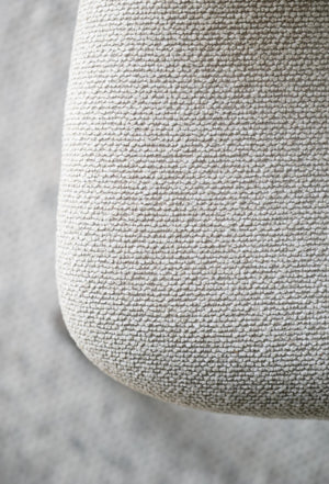 Närbild på ljusgrå textiltyg med strukturerad vävning och mjuk finish