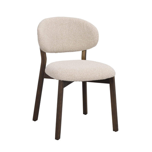 Matstol med beige klädsel och mörka träben i modern skandinavisk design