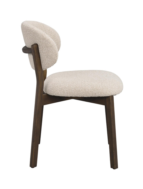 Stoppad matstol med beige klädsel och mörkbrun träram i modern skandinavisk design