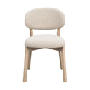 Beige stoppad stol med ljust trä och rundade former, modern skandinavisk design