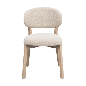 Beige stoppad stol med ljust trä och rundade former, modern skandinavisk design