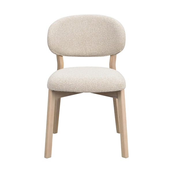 Beige stoppad stol med ljust trä och rundade former, modern skandinavisk design