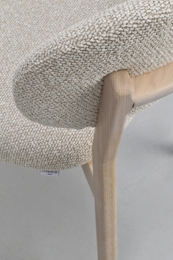 Närbild av beige stoppad stol med träben och vävd textilklädsel från Rowico