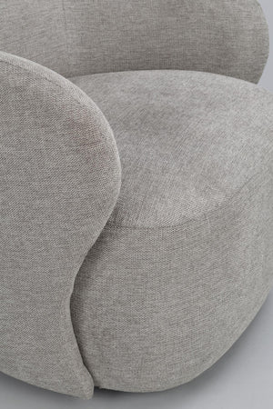 Närbild av ljusgrå mjuka kuddar i linnetyg med synliga sömmar och textur