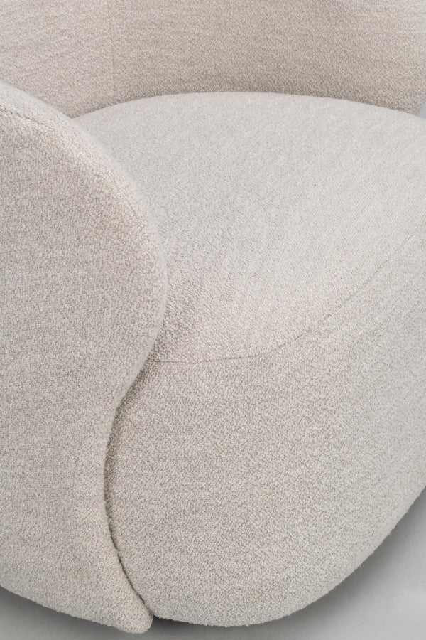 Närbild på beige puff eller sittpuff med mjuk boucléklädsel och rundad, organisk form