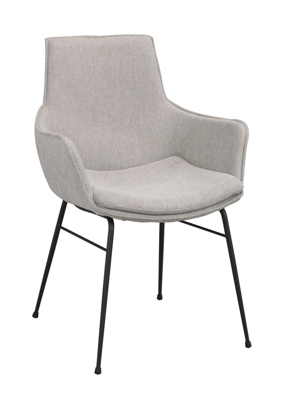 Grå karmstol med hög rygg och svarta metallben i modern skandinavisk design