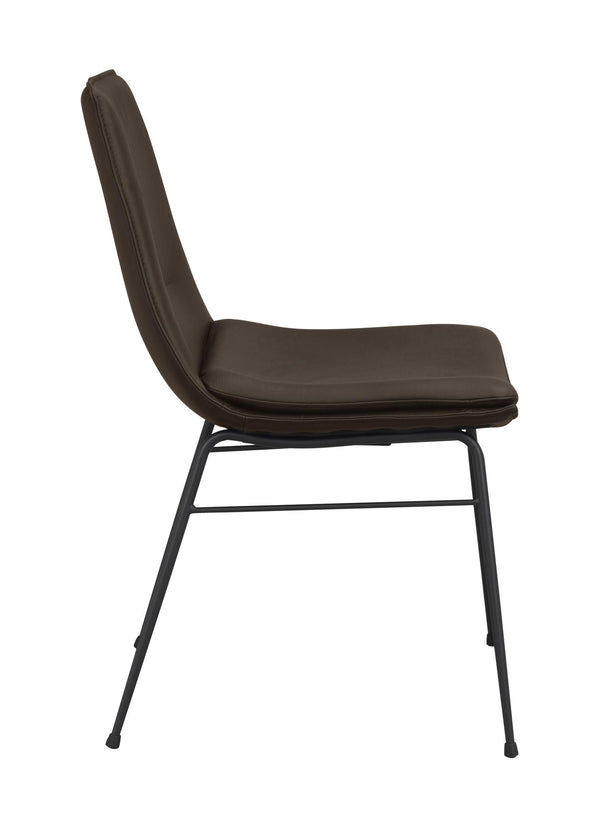 Brun stol med metallben i sidovy, modern design med stoppad sits och rygg