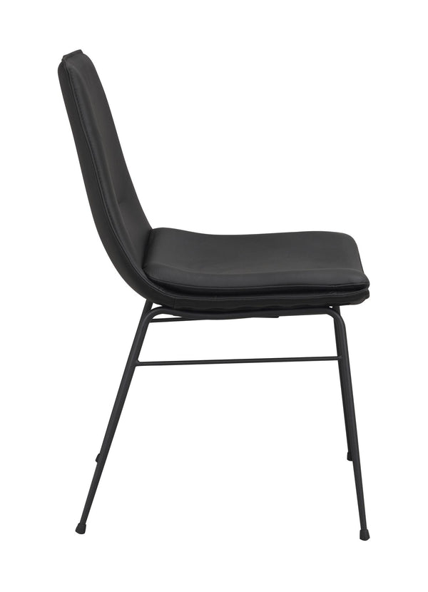 Svart stol med stoppad sits och rygg i konstläder, svart metallstativ med fyra ben, sidovy