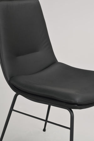 Svart stol med PU-läderklädsel och metallben i modern design