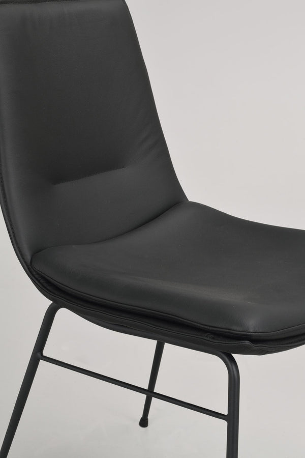 Svart stol med PU-läderklädsel och metallben i modern design