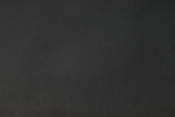 Mörkgrå texturerad konstläderyta med naturligt skinnmönster, närbild av materialet