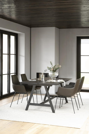 Mörkgrått matbord med korsben och sex moderna stolar i taupe och grått i elegant matsal