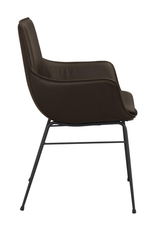 Brun stol med armlän och svarta metallben i sidovy, modern design med PU-läder