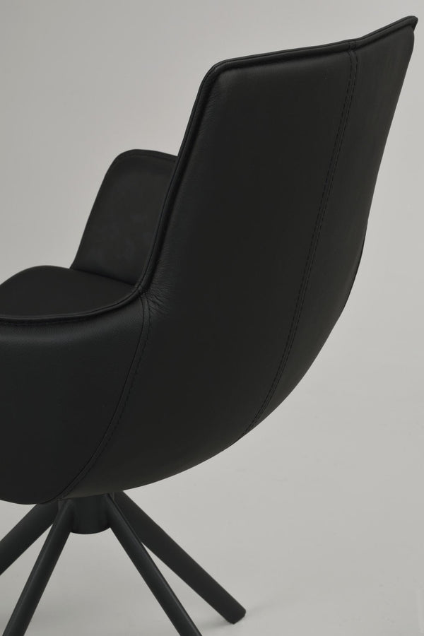 Svart lädersvängbar stol med bekväm stoppad sits och rygg, modernt skandinavisk design