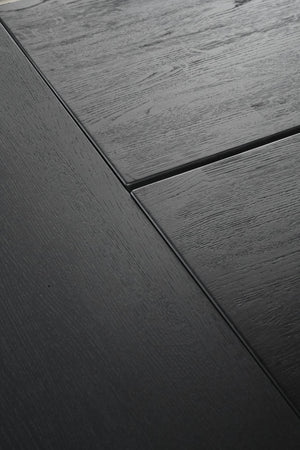 Mörkgrå träbord med synlig trästruktur och elegant skarvfog mellan bordsskivor