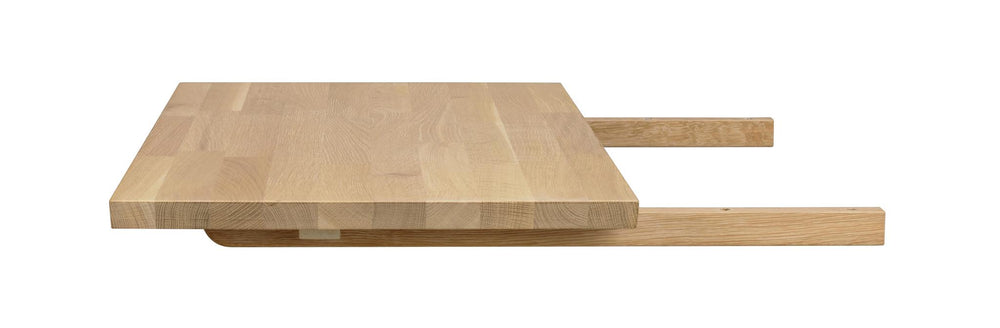 Ljus ekfärgad träbricka med skurna handtag och naturlig trästruktur
