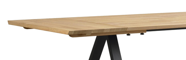 Matbord med massiv ekskiva och svart metallställ i A-formad design