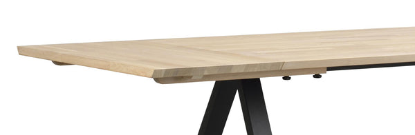 Matbord med ljus träskiva i ek och svarta metallben i A-form, modern skandinavisk design