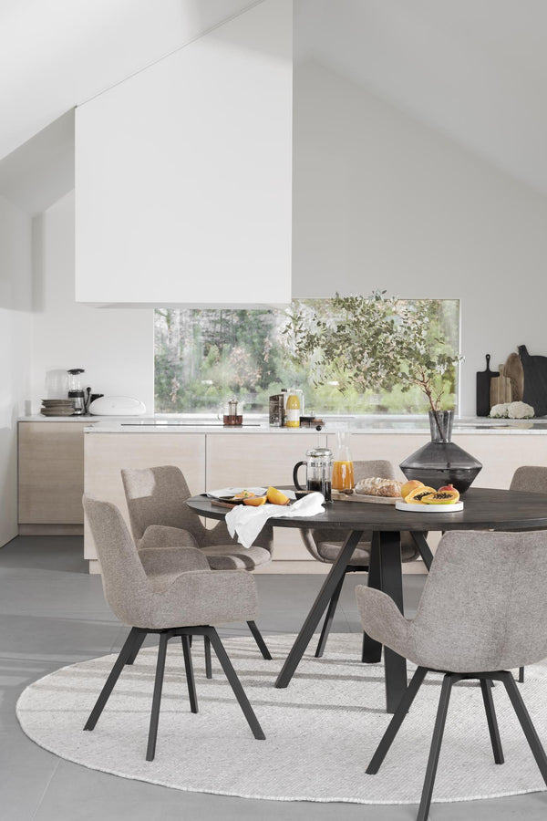 Matgrupp med grå stolar och svart bord i modern minimalistisk matsal med kök i bakgrunden