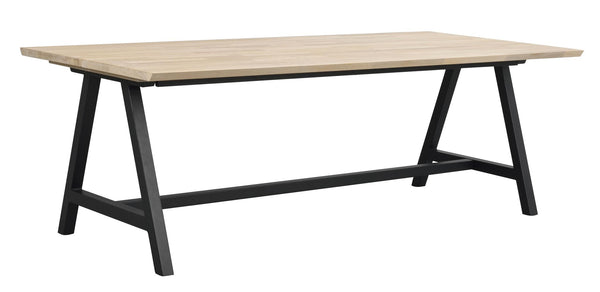 Matbord med ljus träskiva och svarta A-formade metallben i modern skandinavisk design