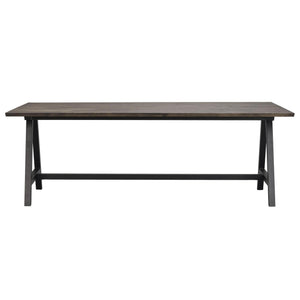 Matbord med brun träskiva och svart metallställning i industriell design