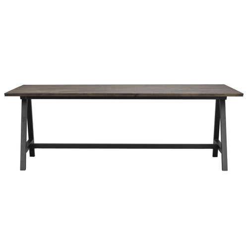 Matbord med brun träskiva och svart metallställning i industriell design