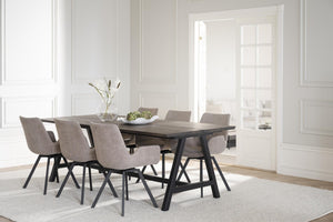 Matgrupp med grå stolar och mörkt träbord i ljust matrum med klassisk inredning