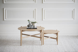 Soffbord i ljust trä med rund bordsskiva och korsformad fotställning, två storlekar, skandinavisk design