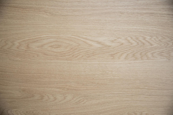 Ljus ekfanér med naturlig årringstruktur och träfibermönster för möbler och inredning