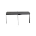 Grått skrivbord med metallben och rundad hörna, sett framifrån mot vit bakgrund