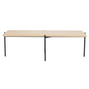 Soffbord med ljus träskiva och svarta metallben i minimalistisk design