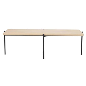 Soffbord med ljus träskiva och svarta metallben i minimalistisk design