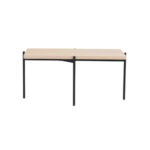 Skrivbord med ljust träskiva och svart metallstativ, minimalistisk design med rena linjer