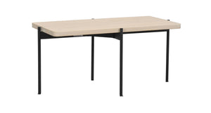 Soffbord med ljus träskiva och svarta metallben i modern skandinavisk design