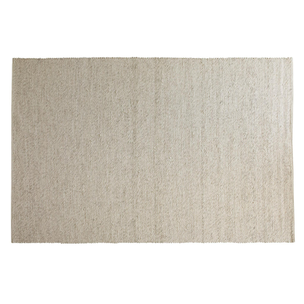 Beige handvävd jutematta med diagonalt strimmönster på vit bakgrund