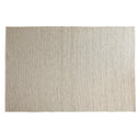 Beige handvävd jutematta med diagonalt strimmönster på vit bakgrund