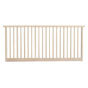 Ljust träräcke med vertikala spjälor för balkong eller trappa