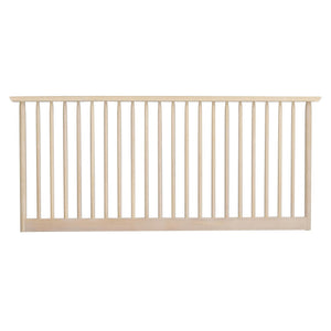 Ljust träräcke med vertikala spjälor för balkong eller trappa