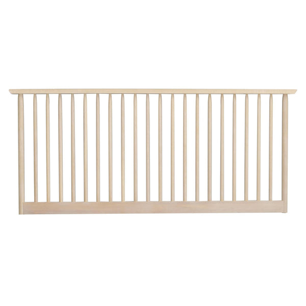 Ljust träräcke med vertikala spjälor för balkong eller trappa