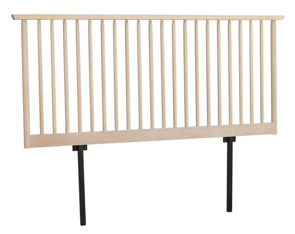 Sänggavel i ljust trä med vertikala spjälor och svarta metallben