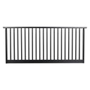 Svart balkongräcke med vertikala spjälor och grå handledare i modern design