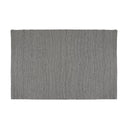 Grå rektangulär bordstablett i vävt textilmaterial med ribbad struktur och fransar i kanterna