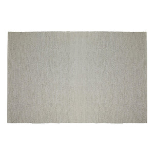 Ljusgrå handvävd matta i ull med diskret randmönster och fransar