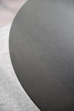 Närbild på mörkgrå bordsyta med trästruktur och matt yta