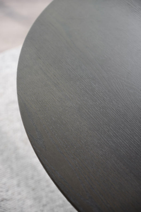 Närbild på mörkgrå bordsyta med trästruktur och matt yta