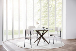 Matgrupp med runt bord i vit marmor, mörkbruna träben och fyra vita stolar i ljust matrum med stora fönster