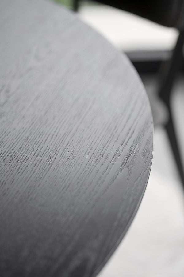 Närbild av grå trästruktur på bordsskiva med synliga fibrer och naturlig yta